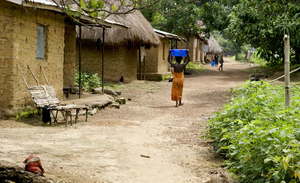 Masanga landsby, kvinde med vand på hoved, Sierra Leone 