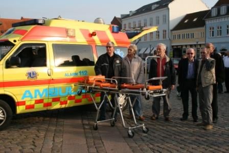 Masanga ambulance med folk-web