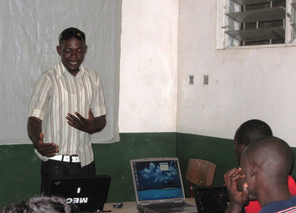 Ibrahim underviser lokale voksne i IT.