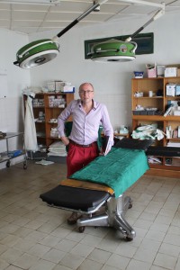 Dr. Peter med det første donerede udstyr fra Danmark