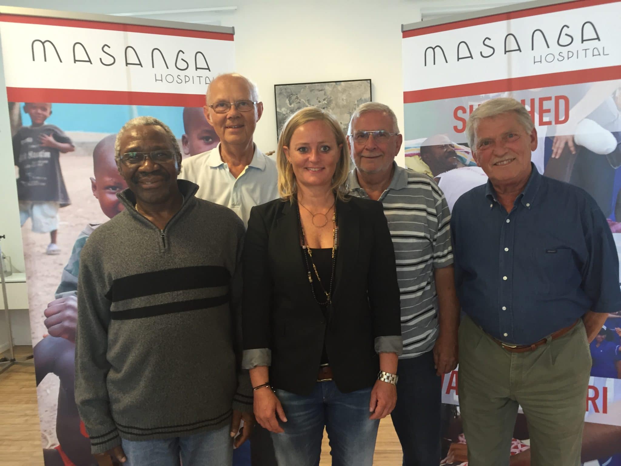 Marie Riisgaard sammen med Lions Clubs Ishøj medlemmer af øjenklinikkens styre gruppe.
