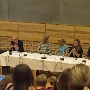 Panelet på sundhedsdagen Peter Bo Jørgensen ved siden jordmoderforeningens formand Lilian Bondo